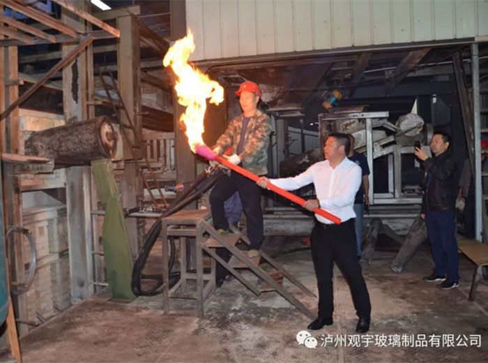华体会在线官网玻璃一车间点火仪式隆重举行