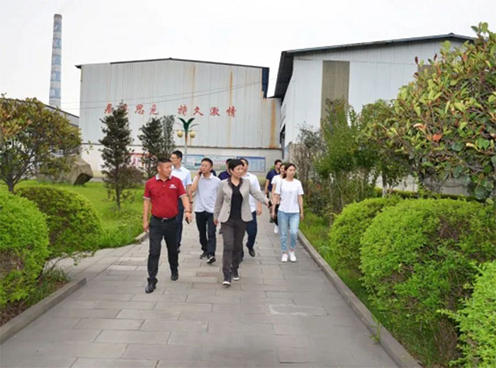 贵州省习水县经开区领导莅临华体会在线官网玻璃考察