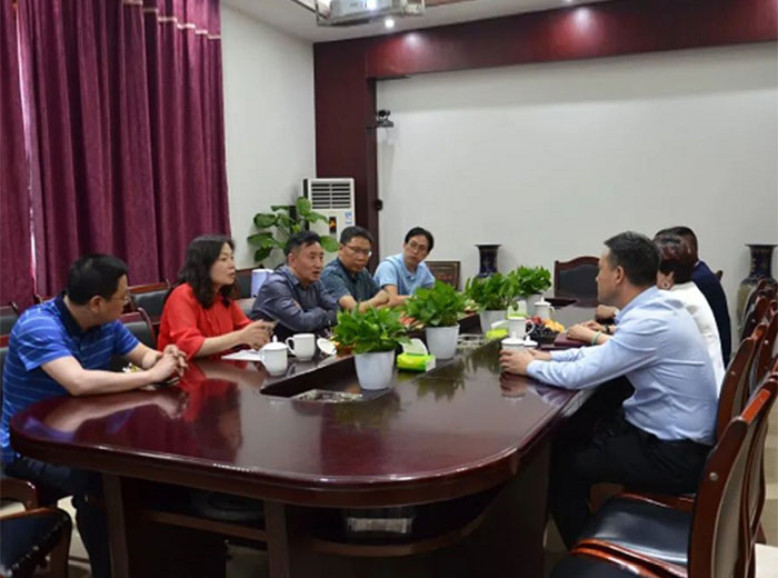 遵义市和平经济开发区领导莅临华体会在线官网玻璃考察