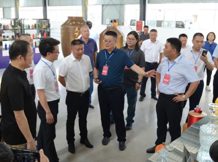 倡导文化融合 促进产业融合｜隆昌市陶瓷产业高质量发展研讨会走进华体会在线官网实业基地