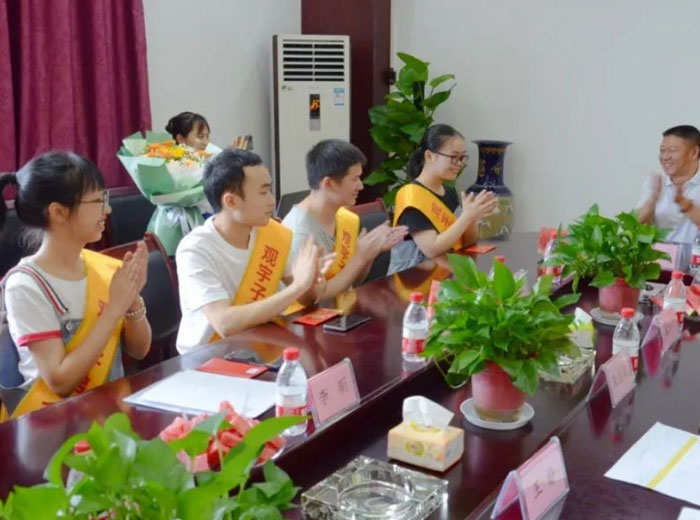 华体会在线官网情暖 助力奋飞｜华体会在线官网集团举办2022年职工子女助学奖励金发放仪式