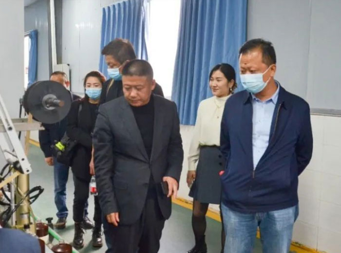 四川全兴酒业领导莅临华体会在线官网玻璃集团交流